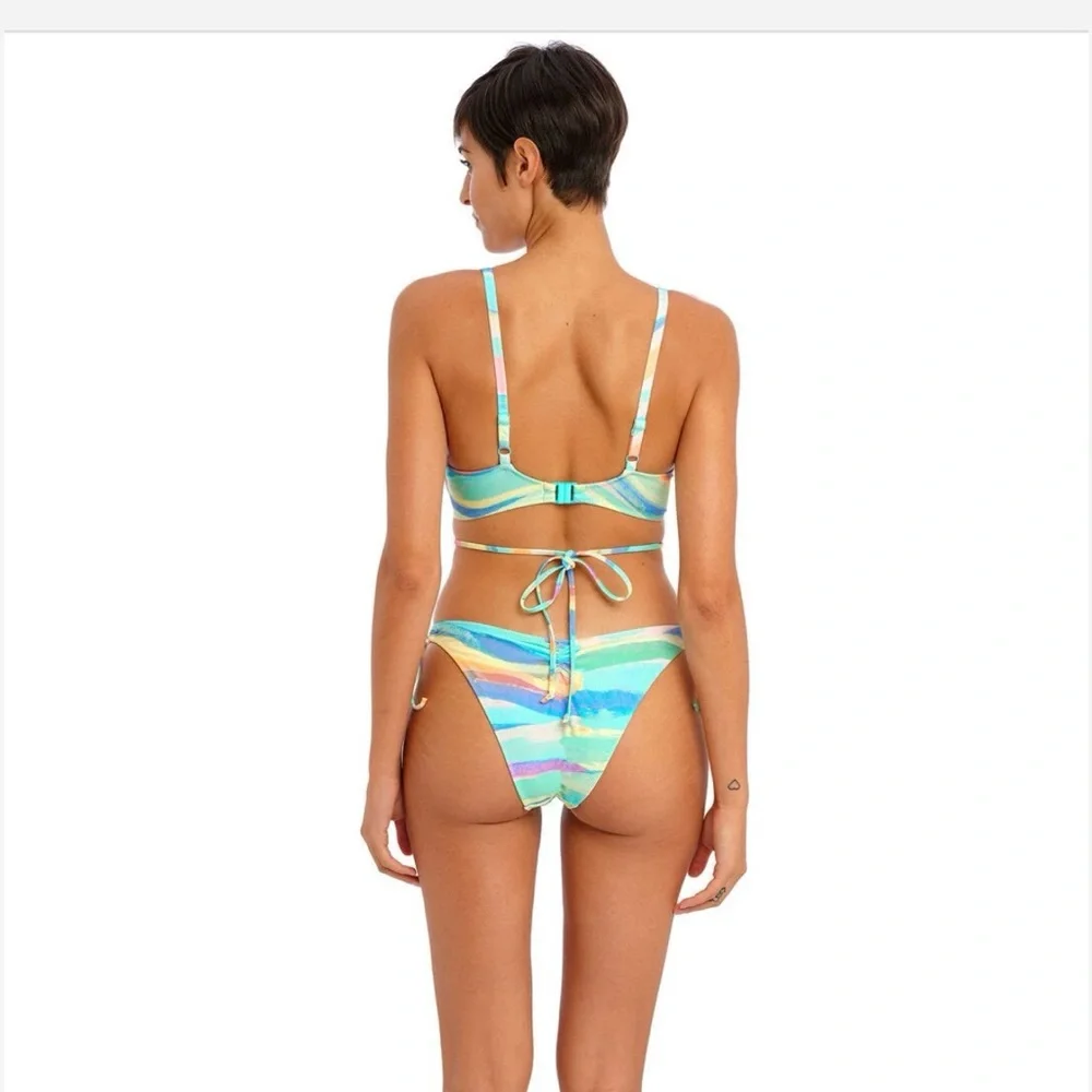 Bikini - Picture 2 of 6